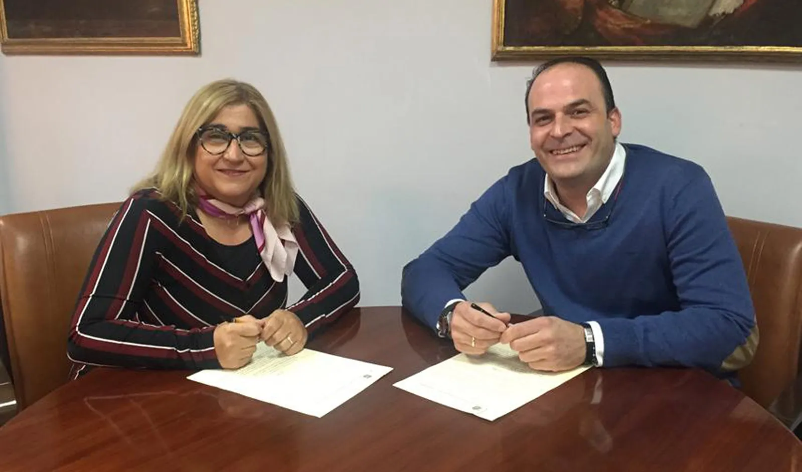 Encarnación Martínez, del IES Santa Catalina, con el alcalde. 