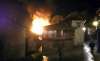Una imagen del incendio urbano declarado anteayer en la localidad leonesa. /DL
