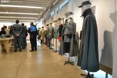 Una de las imágenes de la muestra y de su apertura este lunes. /SN
