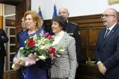 La delegada del Gobierno junto a la esposa del nuevo comisario. /SdG