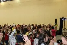 Los niños y las niñas sorianas, seducidos por el ritmo de Almozandia. SN