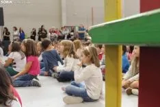 Los niños y las niñas sorianas, seducidos por el ritmo de Almozandia. SN