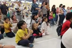 Los niños y las niñas sorianas, seducidos por el ritmo de Almozandia. SN