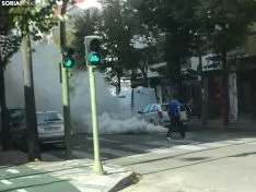 Expansión de humo en Mariano Vicén, provocada por la revolución sonora de un vehículo.