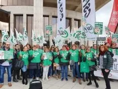Una imagen de la concentración a la entrada de la Delegación de la Junta en Soria. 