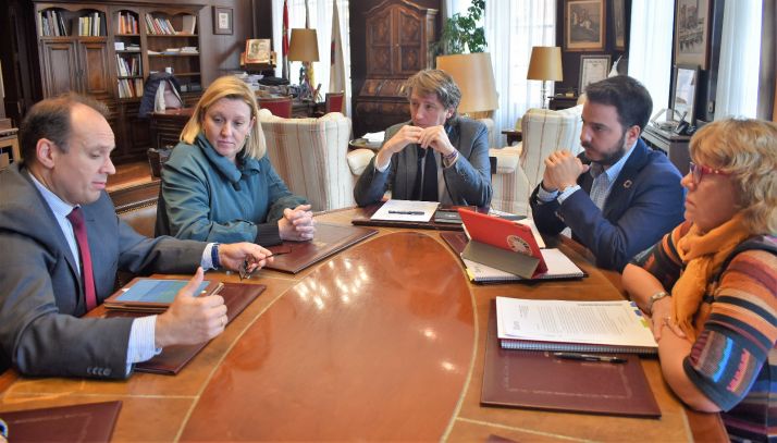 Ayuntamiento y Junta establecen las bases para un acuerdo marco de servicios sociales