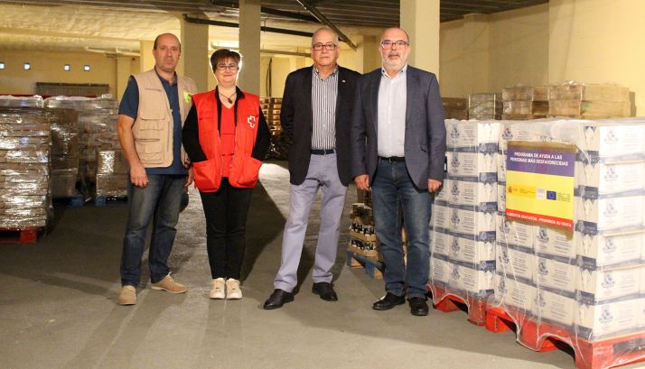 Latorre (dcha.) con Fernández y dos voluntarios de Cruz Roja este martes. /Subdelegación