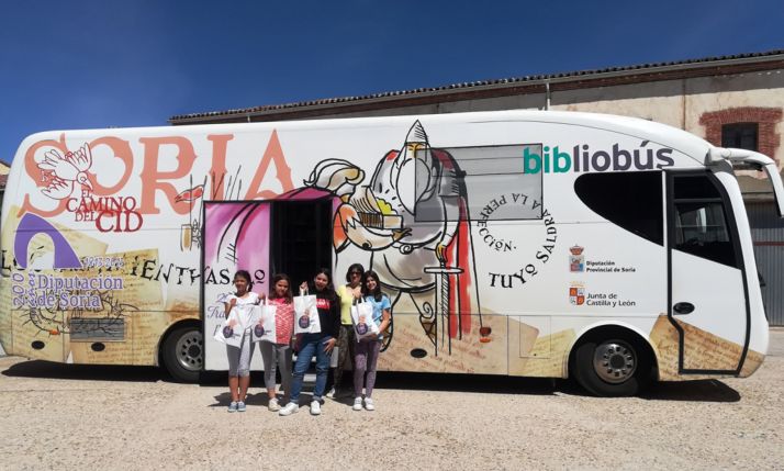 Uno de los dos bibliobuses de la Diputación. 