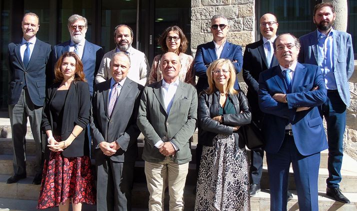 Santiago Aparicio, (2º arriba izda.) junto con responsables de las patronales asistentes. /CEN