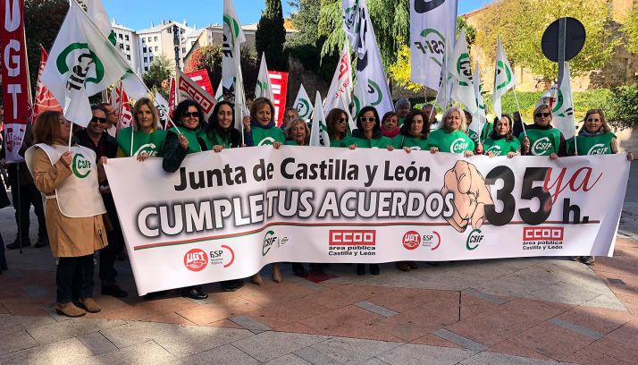 Una imagen de la concentración a la entrada de la Delegación de la Junta en Soria. 