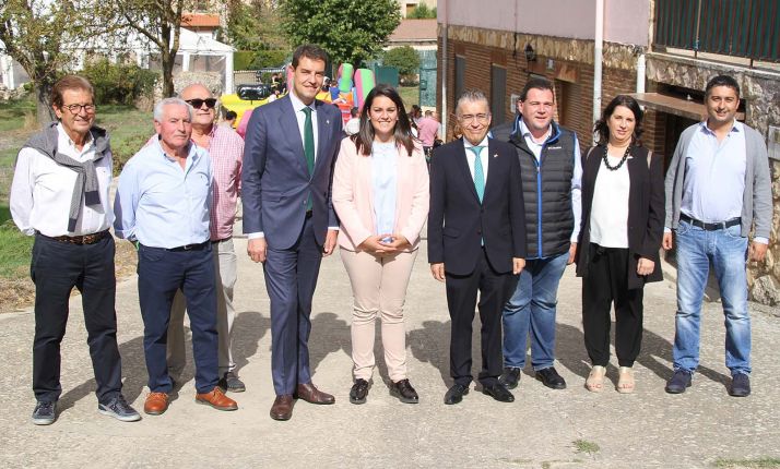Carcedo, (3º dcha.), en su visita al municipio burgalés de Carcedo de Bureba. /Jta. 