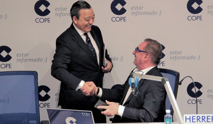 Castro, (izda.) saludando al director del espacio radiofónico. 