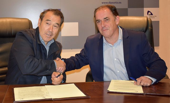 Irigoyen (izda.) y Serrano, tras la rúbrica del acuerdo. /Dip