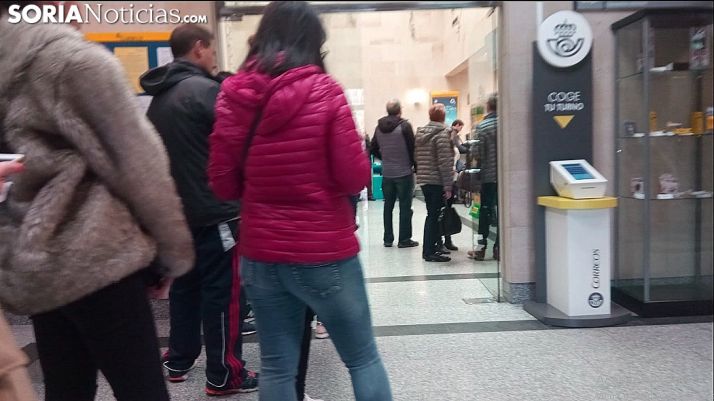 Filas para ejercer el voto por correo en la capital. /SN