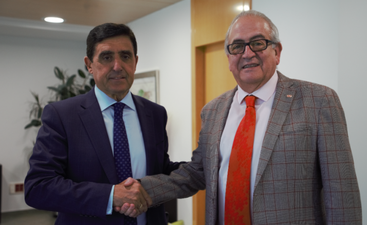 Carlos Martínez y Modesto Fernández suscriben el convenio.