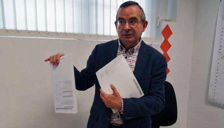 Jesús de Lózar, con el escrito de renuncia como concejal, esta mañana de martes. /SN