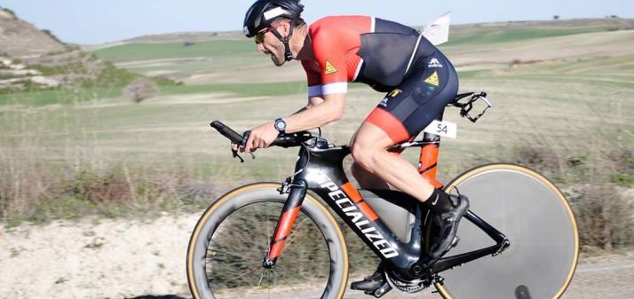 Rubén Andrés, sobre la bici en Ibiza. 