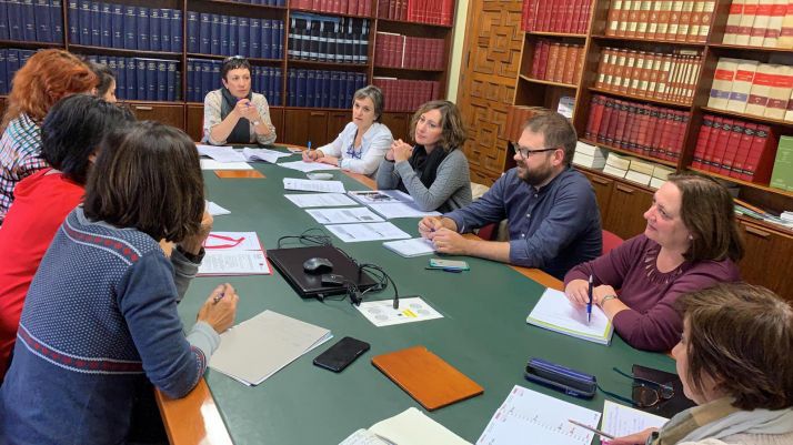 Reunión en el ayuntamiento entre responsables municipales y de los centros implicados.