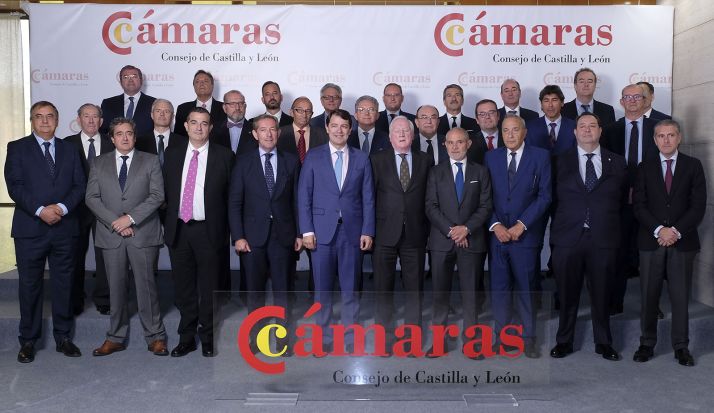 Fdez. Mañueco (ctro.) con responsables de las instituciones camerales de CyL. /Jta.