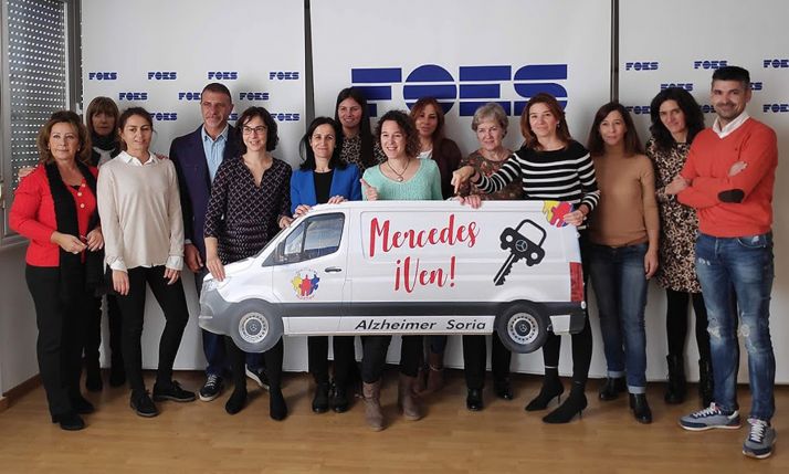 Foto de familia entre la agrupación y empleados de la patronal soriana. /FOES