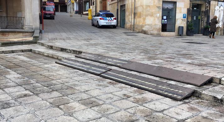 Una imagen de las rampas en unos de los escalones de la plaza. /SN