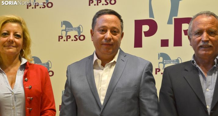 Sainz, arropado por Ascensión Pérez y José Antonio de Miguel esta tarde. /SN