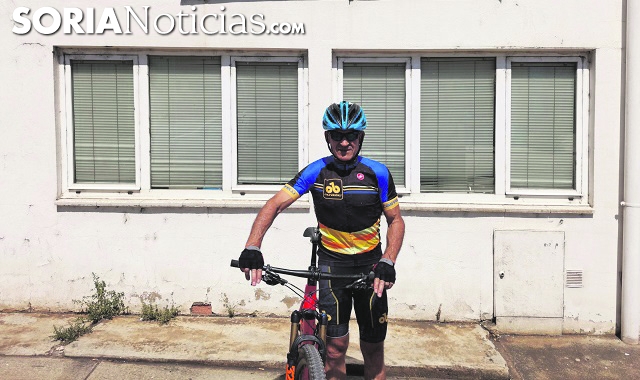  Carmelo Gómez listo para empezar una sesión de entrenamiento con la bicicleta / daniel alcalde