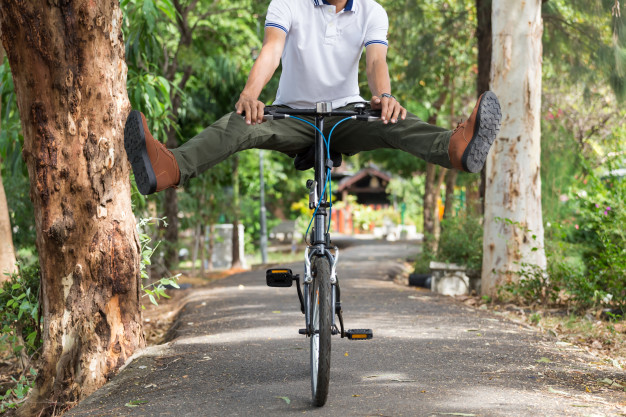 Hombre saltando en una bicicleta.