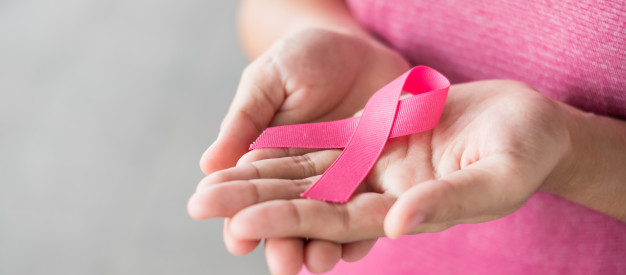 Lazo rosa que simboliza la lucha contra el cáncer de mama.