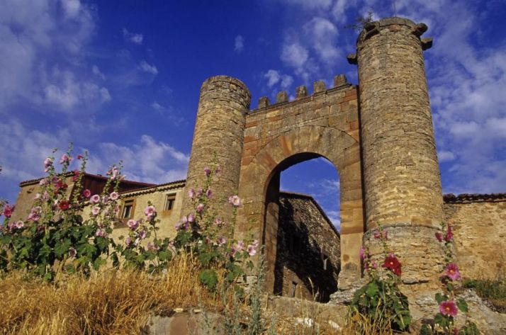 Retortillo. Puerta de la muralla. 