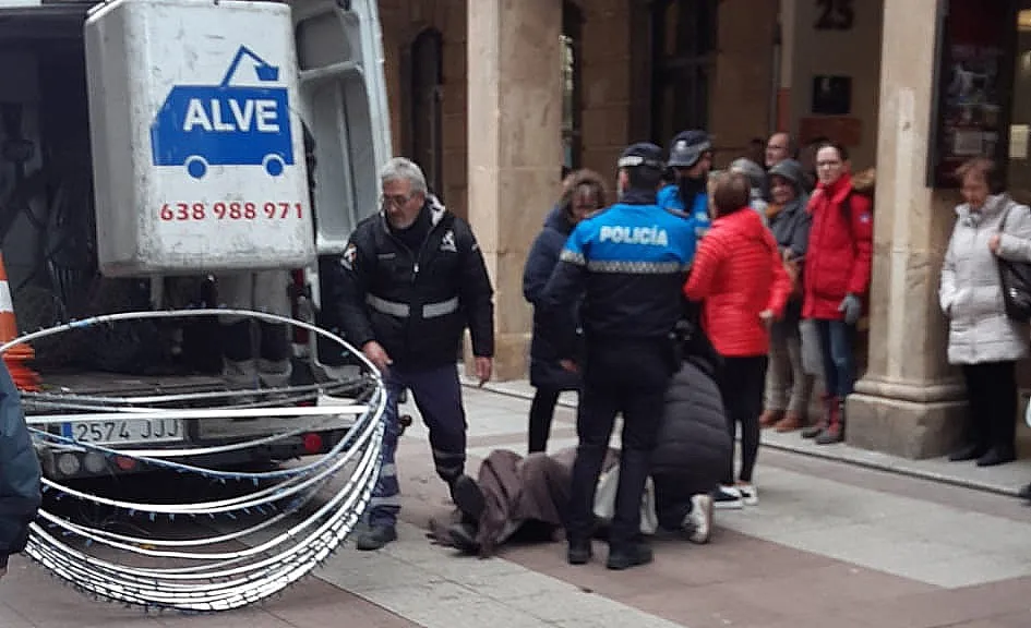 Foto 2 - Un trabajador sufre un accidente cuando colocaba la iluminaci&oacute;n navide&ntilde;a