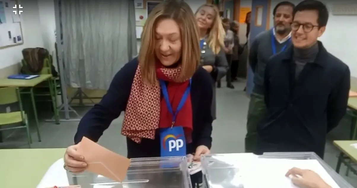 María José Heredia en su colegio electoral este domingo. 