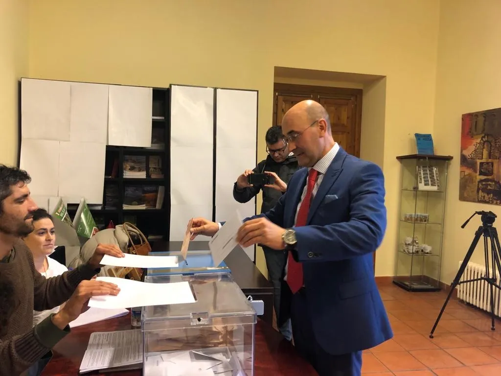 Jesús Manuel Alonso, candidato socialista al Senado entregando su voto.