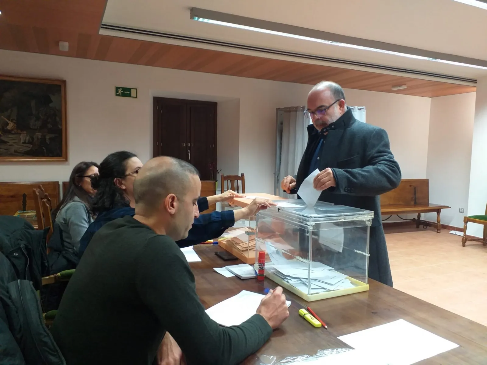 Miguel Latorre hace efectivo su voto en Garray. Vive en la pedanía de Tardesillas. 