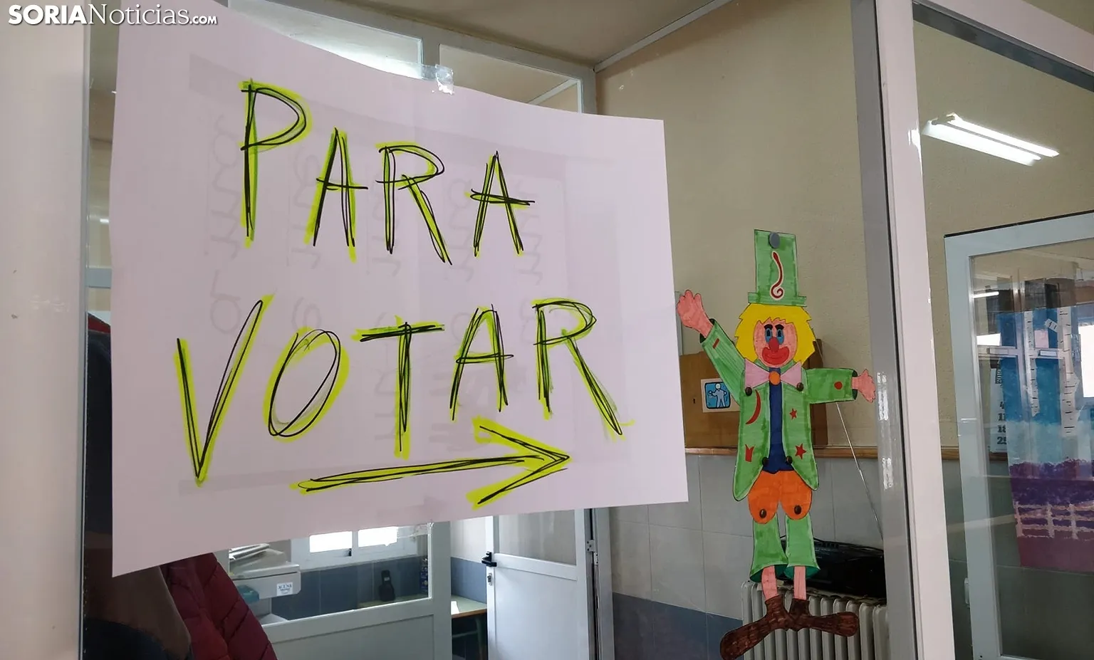 Cartel y figura de un payaso indican el camino a la urna. /SN