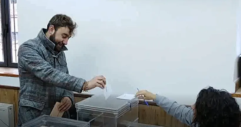 Juan Carlos García vota en el pueblo donde es alcalde, Fuentecantos. 