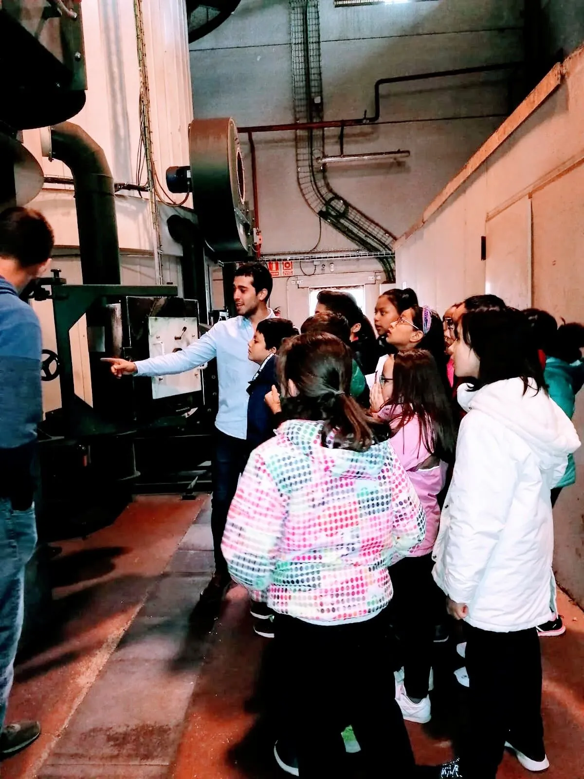 Escolares vistan las instalaciones y sala de calderas con intercambiador.