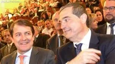 Alberto Santamaría, (dcha.), junto al presidente de la Junta, Alfonso Fernández Mañueco en la gala de esta noche. /SN