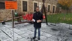 Cabezón, ante el colegio electoral de su municipio. 