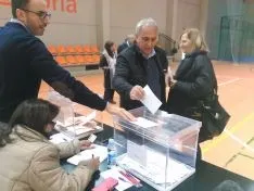 El tercero de la candidatura socialista al Senado, Carlos Lafuente, entrega su voto en Soria capital. 