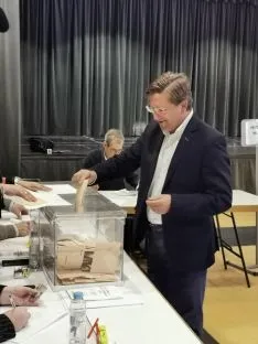Gerardo Martínez, candidato nº 2 al Senado, votando en Ólvega. 