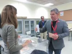 Javier Antón en su colegio electoral, en la capital soriana. 
