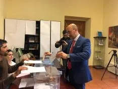 Jesús Manuel Alonso, candidato socialista al Senado entregando su voto.