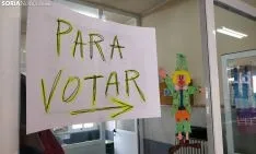 Cartel y figura de un payaso indican el camino a la urna. /SN
