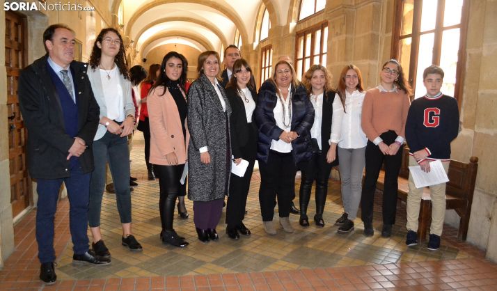 La consejera, (4ª izda.) en su visita al emblemático instituto de la capital soriana. /SN
