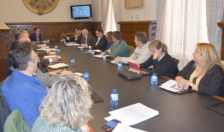 Consejo Provincial de Desarrrollo Económico con representantes de la empresa promotora este lunes.  