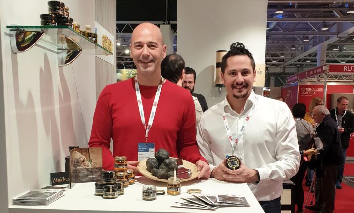 Responsables de la empresa en la feria del país trasalpino. 