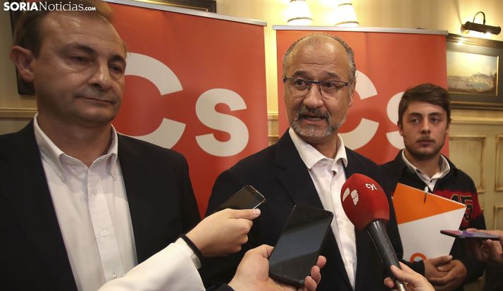 Luis Fuentes, arropado por Leal (izda.) y Lesmes. /SN