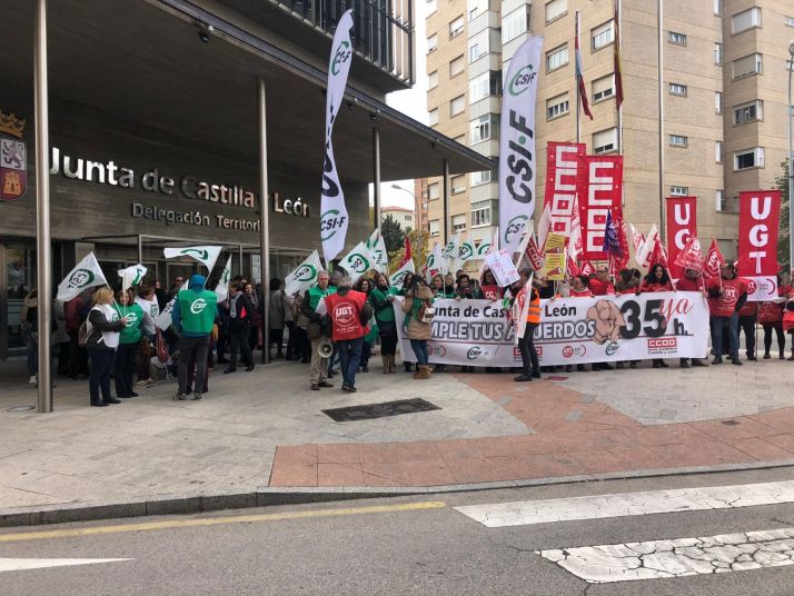 Concentración ante la Delegación Territorial de Soria.