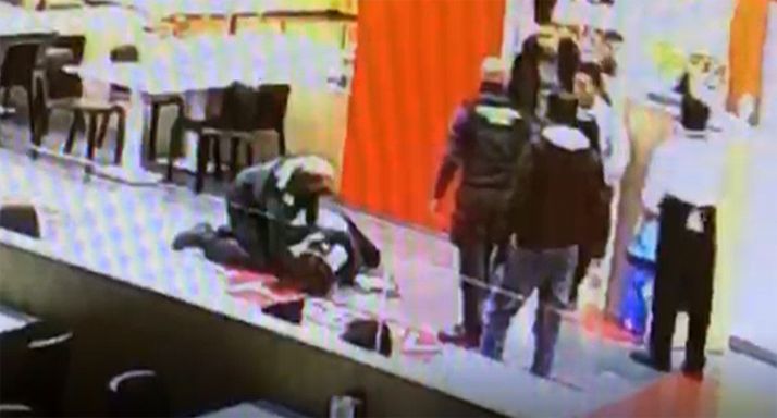 Imagen del auxilio tomada por una de las cámaras de seguridad en el establecimiento. /GC